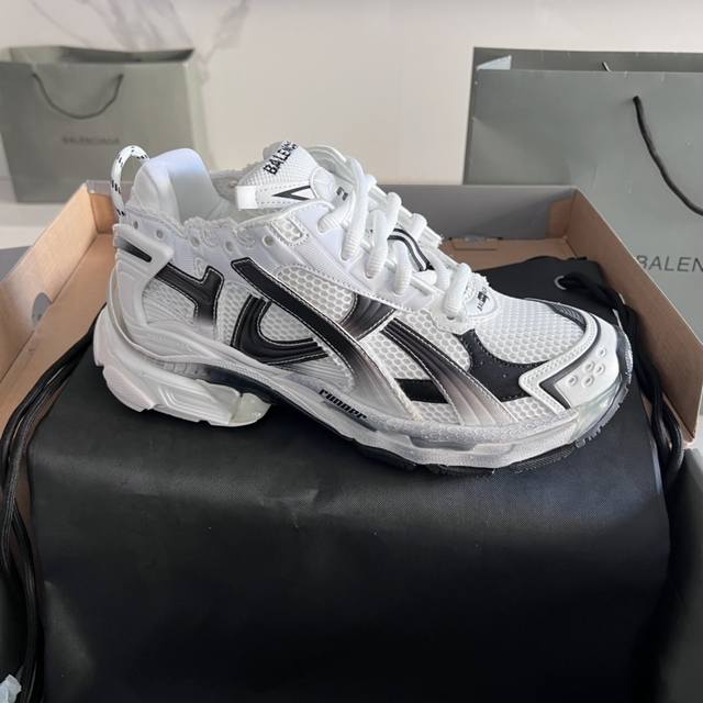 顶级版本： Balenciaga 巴黎7.5 巴黎世家 最新配色潮流复古休闲鞋 通过溢胶、做旧、缝线等细节，展示了设计师 Demna 的运动鞋风格，用一双 旧鞋