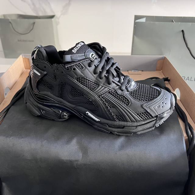 顶级版本： Balenciaga 巴黎7.5 巴黎世家 最新配色潮流复古休闲鞋 通过溢胶、做旧、缝线等细节，展示了设计师 Demna 的运动鞋风格，用一双 旧鞋