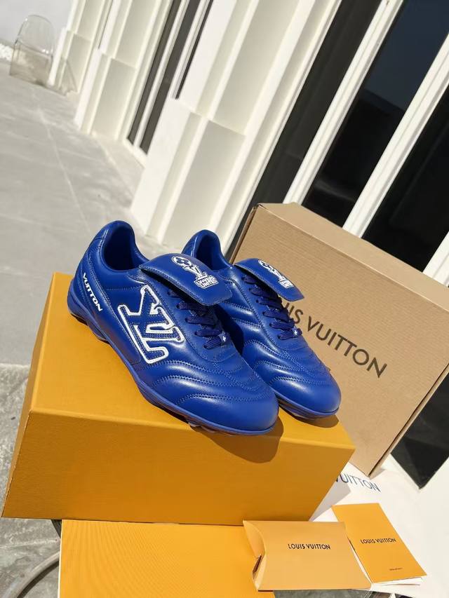 2025年新款LV情侣同款球鞋这款 Footprint Soccer 运动鞋于2025春夏系列时装展中亮相，是Pharrell Williams 首次以足球鞋为