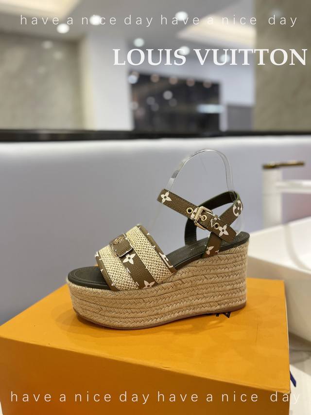 价格： LOUIS Vuitton 走秀款厚底凉鞋 香港原版购入一比一开模 今年的款式比去年增加了新原素 显得更为大牌 皮面款采用原版仿旧打蜡牛皮 内里垫脚全羊