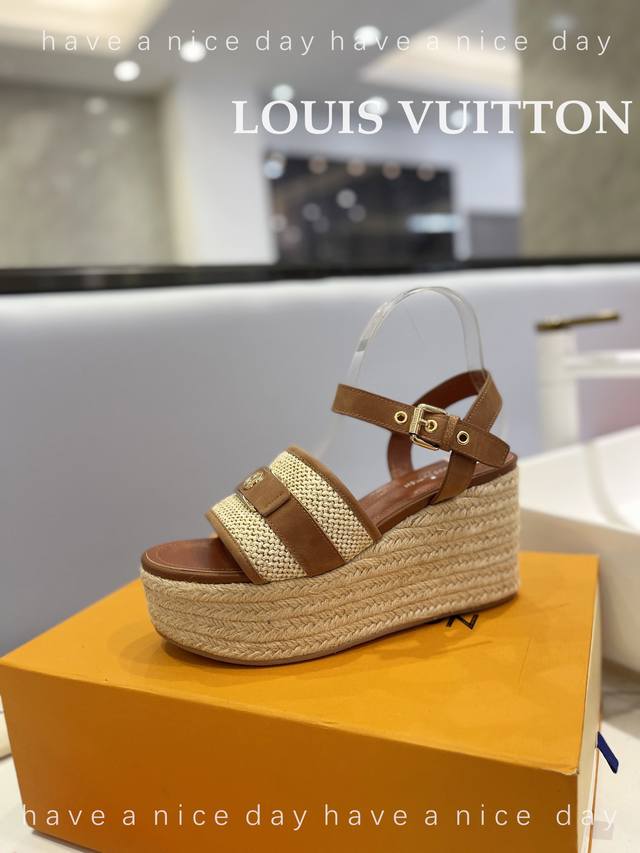 价格： LOUIS Vuitton 走秀款厚底凉鞋 香港原版购入一比一开模 今年的款式比去年增加了新原素 显得更为大牌 皮面款采用原版仿旧打蜡牛皮 内里垫脚全羊
