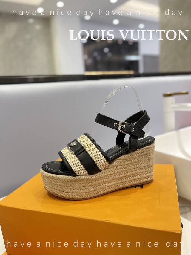 价格： LOUIS Vuitton 走秀款厚底凉鞋 香港原版购入一比一开模 今年的款式比去年增加了新原素 显得更为大牌 皮面款采用原版仿旧打蜡牛皮 内里垫脚全羊