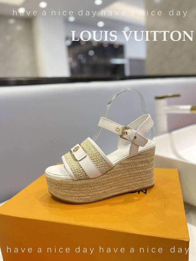 价格： LOUIS Vuitton 走秀款厚底凉鞋 香港原版购入一比一开模 今年的款式比去年增加了新原素 显得更为大牌 皮面款采用原版仿旧打蜡牛皮 内里垫脚全羊