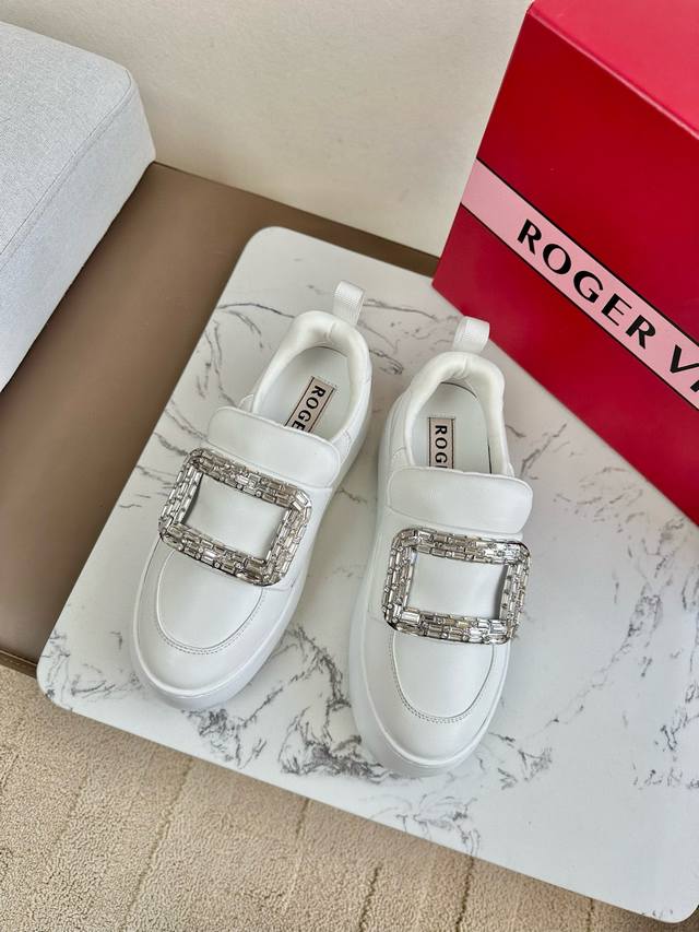 Roger Vivier 罗杰维维亚新款小羊皮云朵Puffy乐福鞋 休闲厚底运动鞋 ootd 面包鞋，简便运动休闲鞋汲取60年代的太空元素，以脚感轻便和新颖设计