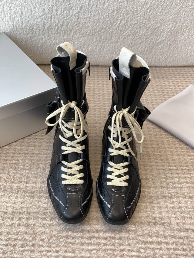QUAI 25ss 春夏新款 走秀款德训 拳击靴 休闲靴设计理念源于拳击靴和芭蕾舞鞋两者的结合，动感而柔美～体现了纯正的运动元素和混合的魅力从柔和的粉彩到运动＋