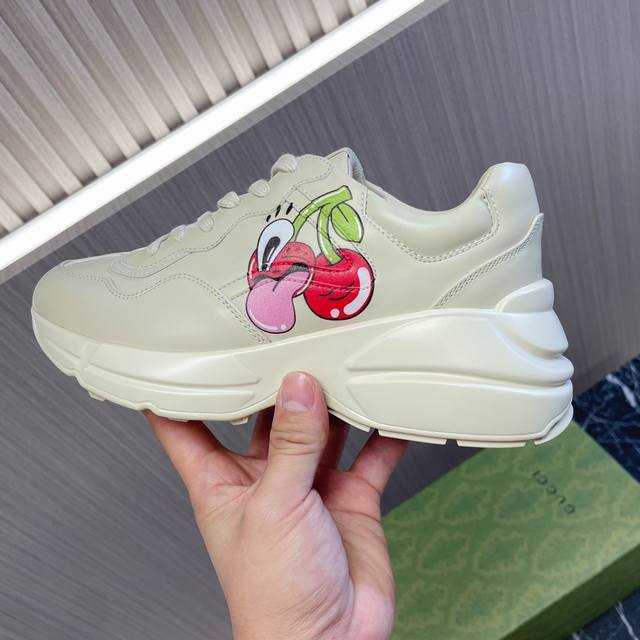 Gucci 顶级版本 龙年新款 老爹鞋系列款GG情侣款老爹鞋，近几年一直火爆；新色更新不断；明星 网红 直播等必定种草打call经典时尚风格，皮面做旧、5D绘图