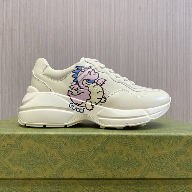 Gucci 顶级版本 龙年新款 老爹鞋系列款GG情侣款老爹鞋，近几年一直火爆；新色更新不断；明星 网红 直播等必定种草打call经典时尚风格，皮面做旧、5D绘图