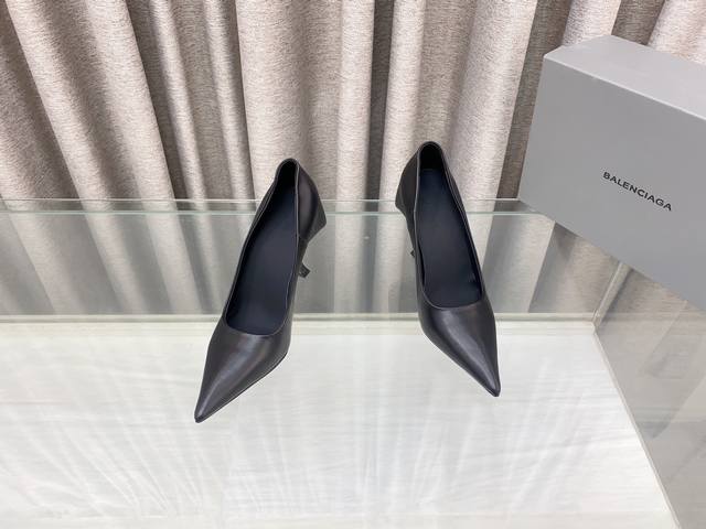 顶级版本，独家首发。Balenciaga官方全新春夏单鞋拖鞋系列： 专柜原版原版购入拆制，一听系列名称就很有“杀伤力”的感觉，有两个超级，一个是超级细长尖头；香