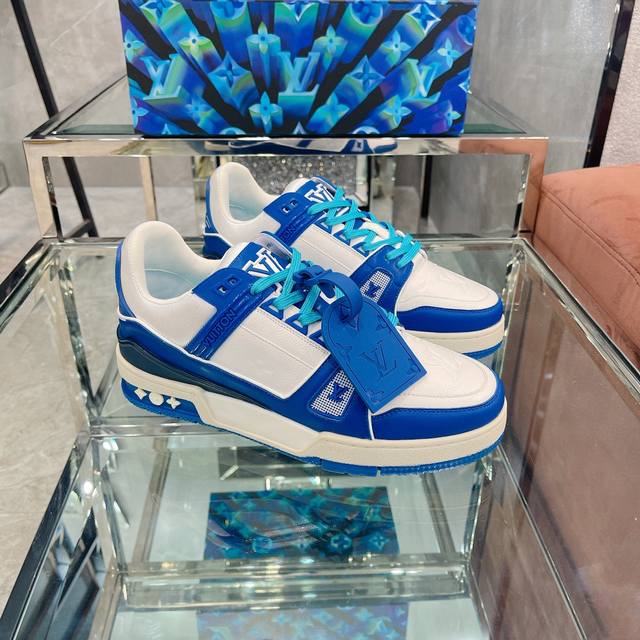 顶级版本 上线男款39-44 45.46 Virgil Abloh 向篮球鞋设计汲取灵感，推出标志性 LV Trainer 运动鞋，经典的花纹富含着整体的特性，