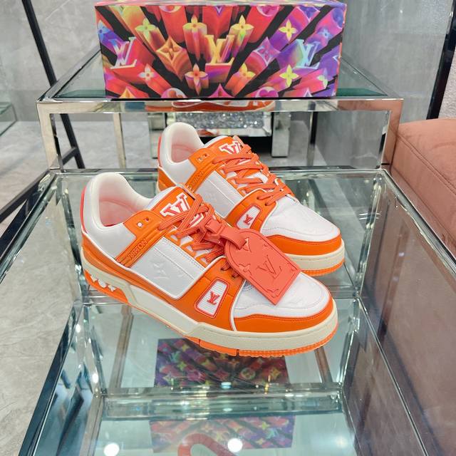 顶级版本 上线男款39-44 45.46 Virgil Abloh 向篮球鞋设计汲取灵感，推出标志性 LV Trainer 运动鞋，经典的花纹富含着整体的特性，