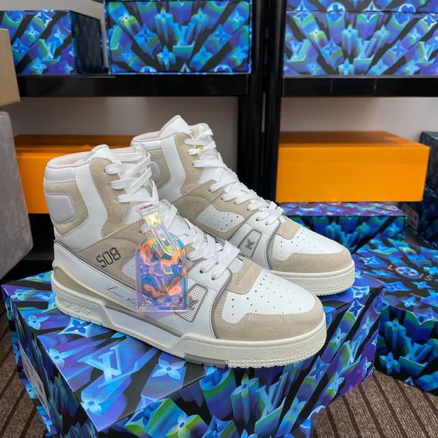 顶级版本 上线男款39-44 45.46 Virgil Abloh 向篮球鞋设计汲取灵感，推出标志性 LV Trainer 运动鞋，经典的花纹富含着整体的特性，
