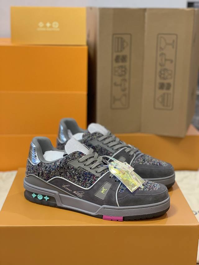 顶级版本 情侣款上线路易威登 -秋冬情侣装秀场呈现 款号1A998B,LV Trainer 运动鞋的再度演化。小牛皮制麂皮点明新季材质理念，橡胶元素注入明亮色彩