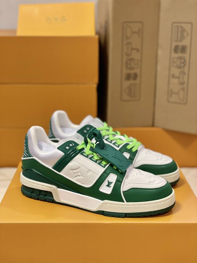 顶级版本 上线男款39-44 45.46 Virgil Abloh 向篮球鞋设计汲取灵感，推出标志性 款号1A5Q1C，LV Trainer 运动鞋，经典的花纹