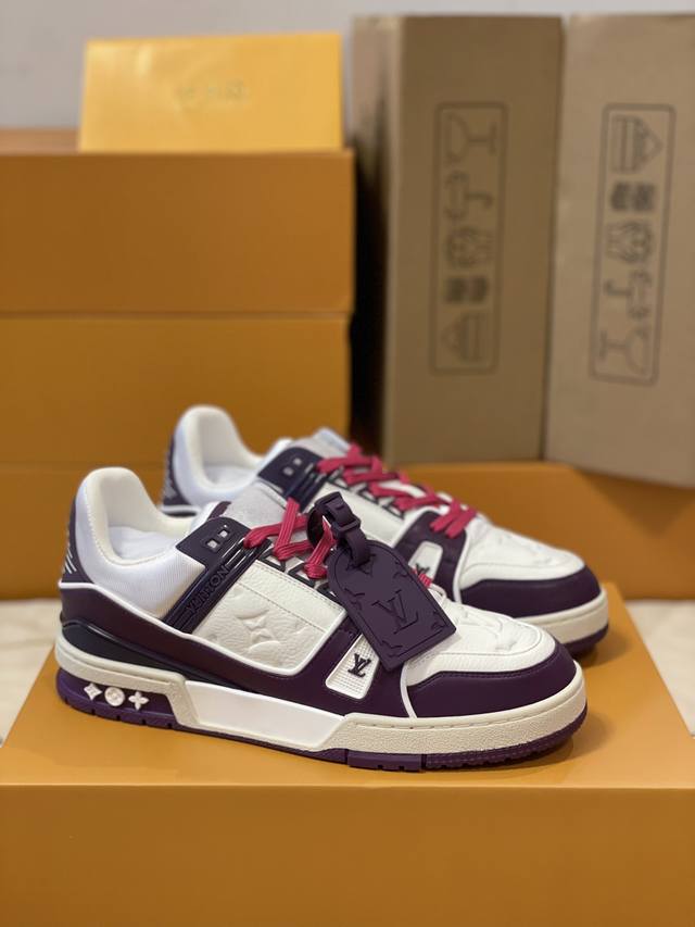 顶级版本 上线男款39-44 45.46 Virgil Abloh 向篮球鞋设计汲取灵感，推出标志性 款号1A5Q1C，LV Trainer 运动鞋，经典的花纹