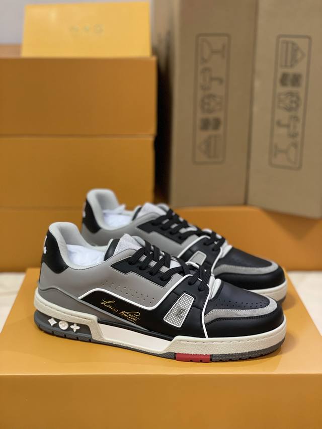顶级版本 上线男款39-44 45.46 Virgil Abloh 向篮球鞋设计汲取灵感，款号CL0149，推出标志性 LV Trainer 运动鞋，经典的花纹
