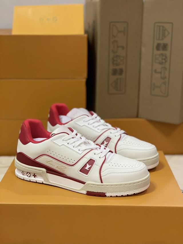 顶级版本 上线男款39-44 45.46 本款 LV Trainer 运动鞋取材柔软小牛皮，款号1A8ZPR以后部 #54 标识追溯品牌诞生的 1854 年。男