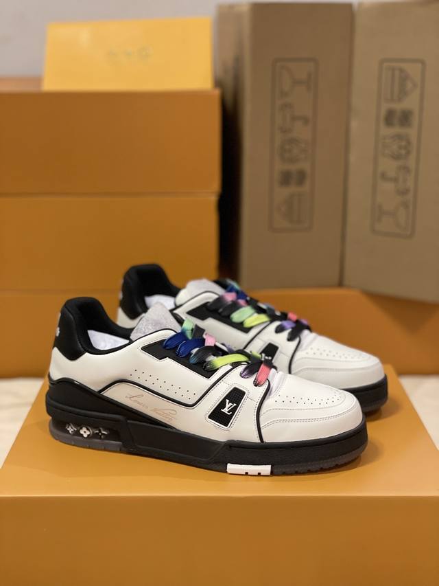 顶级版本 上线男款39-44 45.46 本款 LV Trainer 运动鞋取材小牛皮，款号1A54DR以源自当季成衣系列的扎染鞋带注入一抹色彩。Virgil