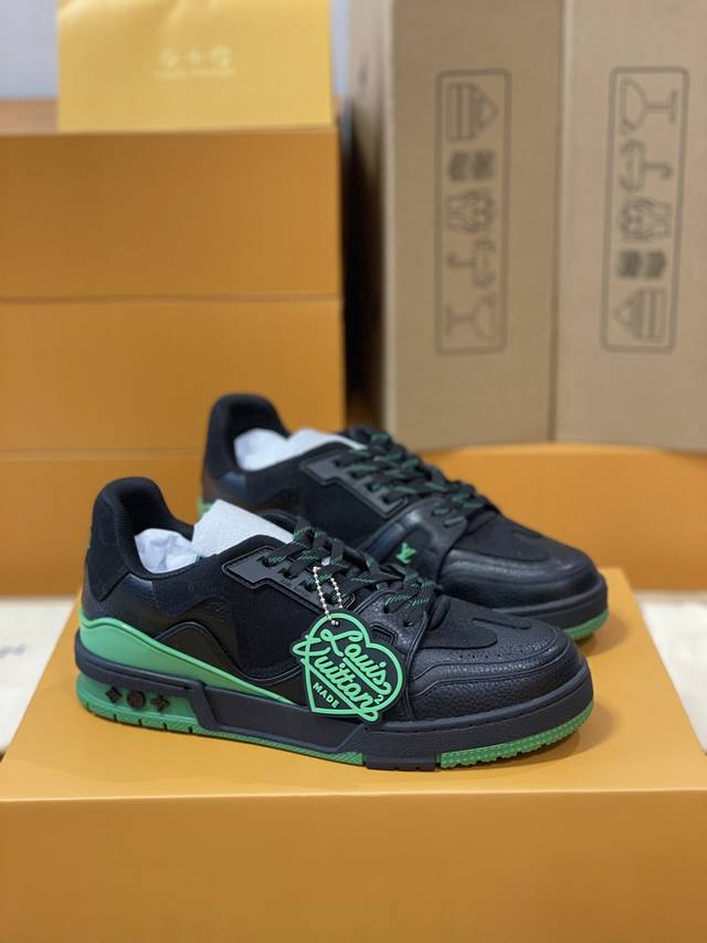 顶级版本 男款上线39-44 45.46 款号1A9IPL路易威登男装艺术总监 Virgil Abloh 与日本街头时尚大师 Nigo 再度携手，重新演绎经典