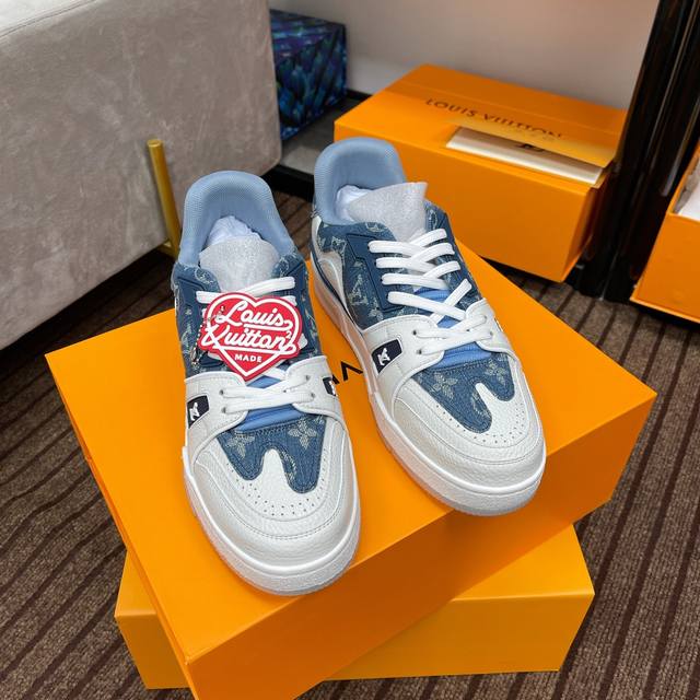顶级版本 情侣款上线路易威登男装艺术总监 Virgil Abloh 与日本街头时尚大师 Nigo 再度携手，重新演绎经典 LV Trainer 运动鞋。Mono