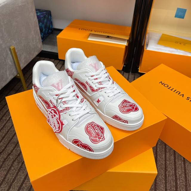 顶级版本 情侣款上线路易威登男装艺术总监 Virgil Abloh 与日本街头时尚大师 Nigo 再度携手，为备受喜爱的 LV Trainer 运动鞋焕现新意。