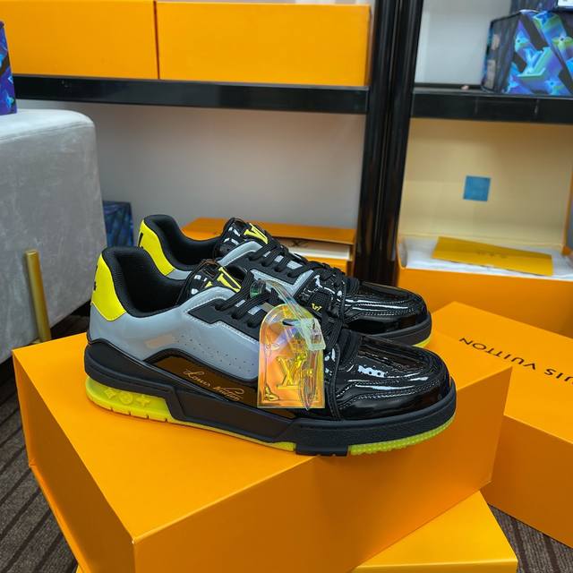 顶级版本 上线男款39-44 45.46 男装艺术总监 Virgil Abloh 向篮球鞋汲取灵感，倾力打造 LV Trainer 运动鞋。漆面小牛皮搭配橡胶外