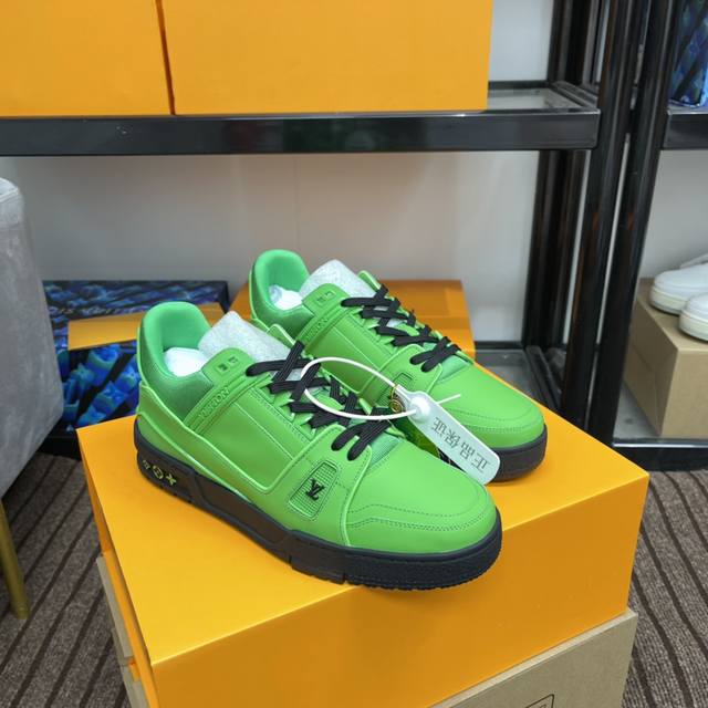 顶级版本 上线男款39-44 45.46 来自 Rainbow 成衣系列的 LV Trainer 运动鞋，以明亮色彩渲染奇特风格。由柔软小牛皮革制成的精致鞋面，