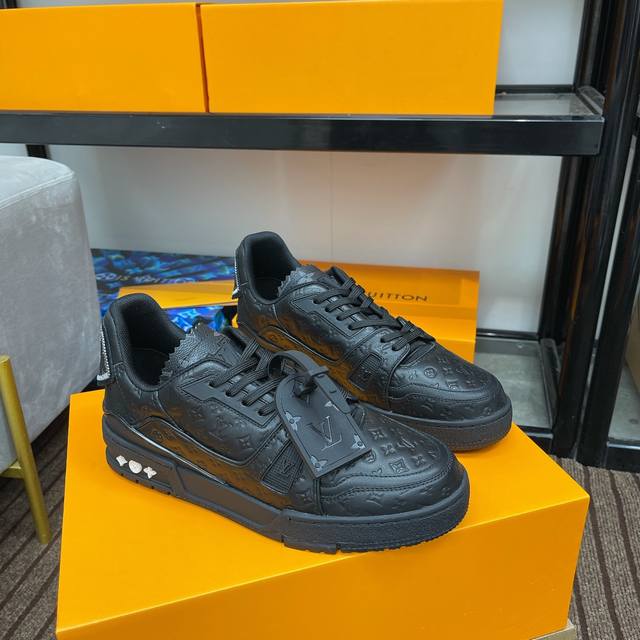 顶级版本 上线男款39-44 45.46 路易威登男装艺术总监 Virgil Abloh 与日本街头时尚大师 Nigo 再度携手，为备受喜爱的 LV Train