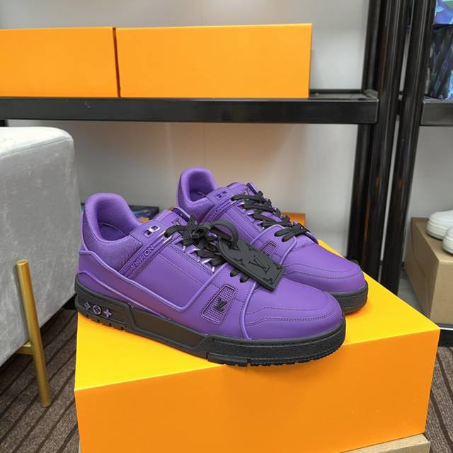 顶级版本 上线男款39-44 45.46 来自 Rainbow 成衣系列的 LV Trainer 运动鞋，以明亮色彩渲染奇特风格。由柔软小牛皮革制成的精致鞋面，