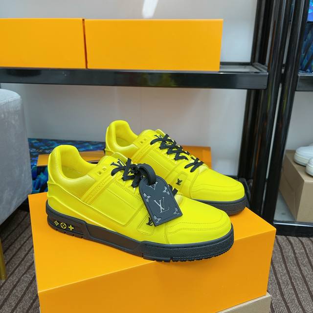 顶级版本 上线男款39-44 45.46 来自 Rainbow 成衣系列的 LV Trainer 运动鞋，以明亮色彩渲染奇特风格。由柔软小牛皮革制成的精致鞋面，