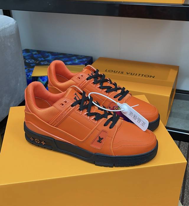 顶级版本 上线男款39-44 45.46 来自 Rainbow 成衣系列的 LV Trainer 运动鞋，以明亮色彩渲染奇特风格。由柔软小牛皮革制成的精致鞋面，