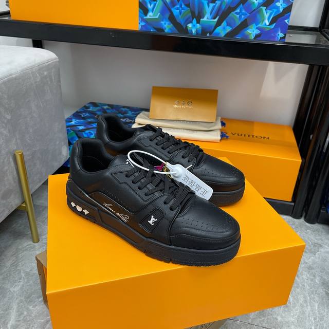顶级版本 上线男款39-44 45.46 本款 LV Trainer 运动鞋选用舒软小牛皮和透气网格内衬迎接寒冬。橡胶外底延续鞋面色调，撞色 LV 字母点睛细节