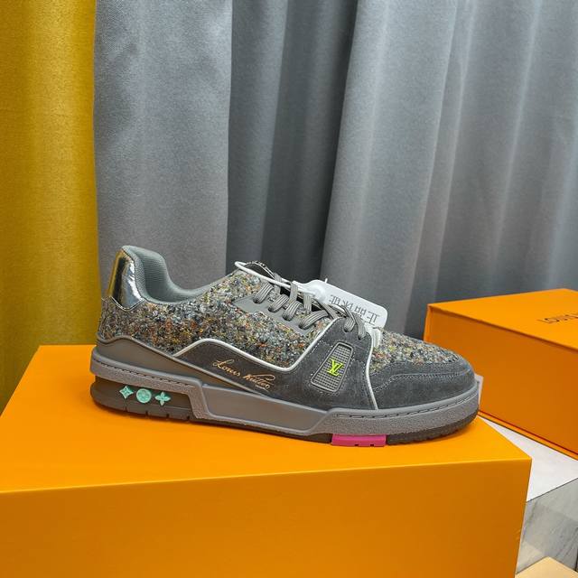 顶级版本 情侣款上线路易威登 秋冬男装秀场呈现 LV Trainer 运动鞋的再度演化。小牛皮制麂皮和毛毡点明新季材质理念，橡胶元素注入明亮色彩，金属质感皮革饰