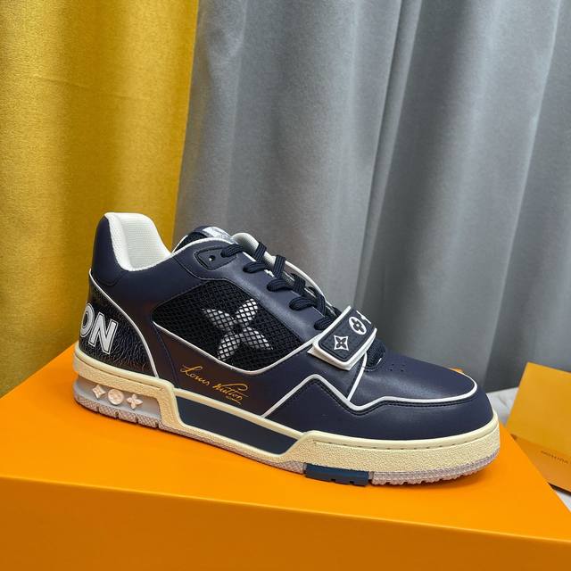 顶级版本 上线男款39-44 45.46 LV Trainer 运动鞋于路易威登 秋冬秀场焕现全新魅力。小牛皮融入缤纷细节，魔术贴鞋带和侧面的 Monogram