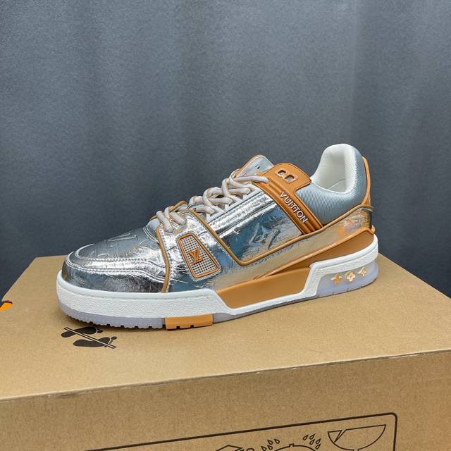 顶级版本 上线男款39-44 45.46 LV Trainer 运动鞋于路易威登 秋冬男装秀场再度回归，此次为金属质感皮革压印 Monogram 图案，展现男装