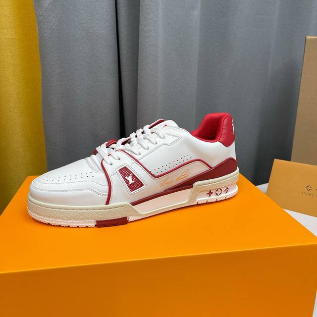 顶级版本 上线男款39-44 45.46 本款 LV Trainer 运动鞋取材柔软小牛皮，以后部 #54 标识追溯品牌诞生的 1854 年。男装艺术总监 Vi