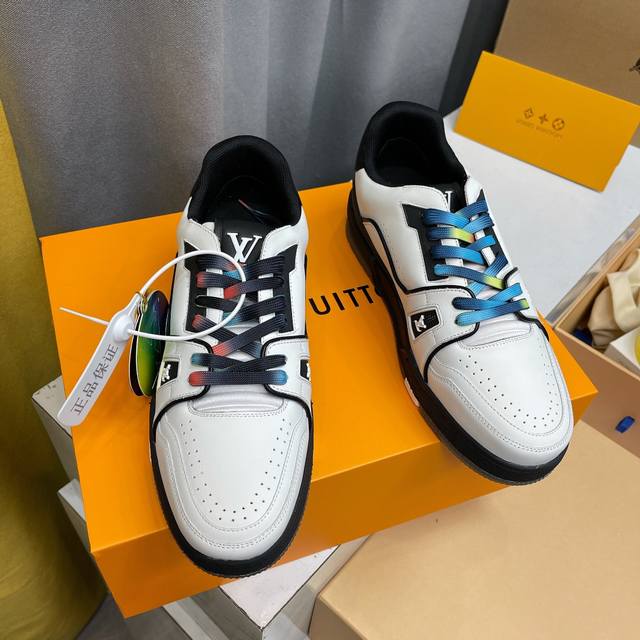顶级版本 上线男款39-44 45.46 本款 LV Trainer 运动鞋取材小牛皮，以源自当季成衣系列的扎染鞋带注入一抹色彩。Virgil Abloh 手写
