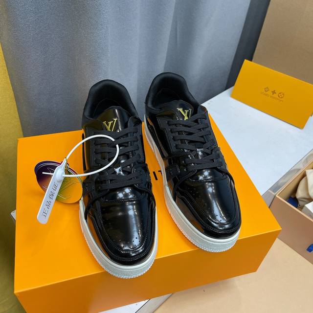 顶级版本 上线男款39-44 45.46 男装艺术总监 Virgil Abloh 向篮球鞋汲取灵感，倾力打造 LV Trainer 运动鞋。漆面小牛皮搭配橡胶外