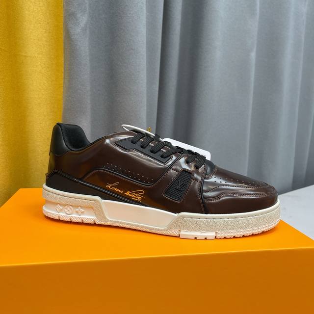 顶级版本 上线男款39-44 45.46 本款 LV Trainer 运动鞋取材漆面小牛皮，侧面压印路易威登男装艺术总监 Virgil Abloh 的手写体路易