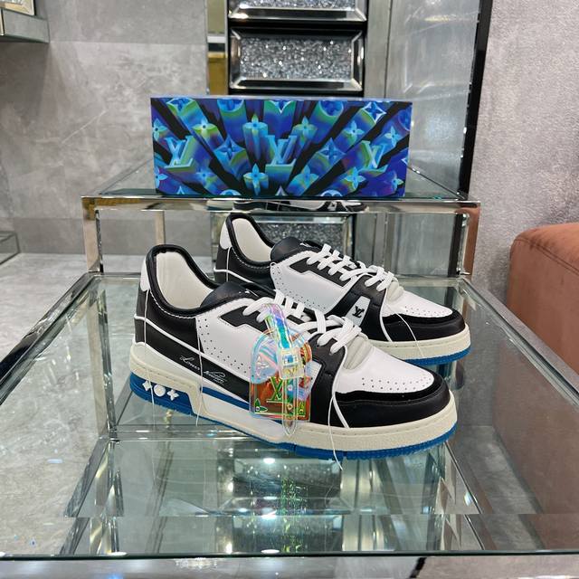 顶级版本 情侣款Virgil Abloh 向篮球鞋设计汲取灵感，推出标志性 LV Trainer 运动鞋，官网最新修改版本1A8Q7K蓝底熊猫走秀款1.0版本白