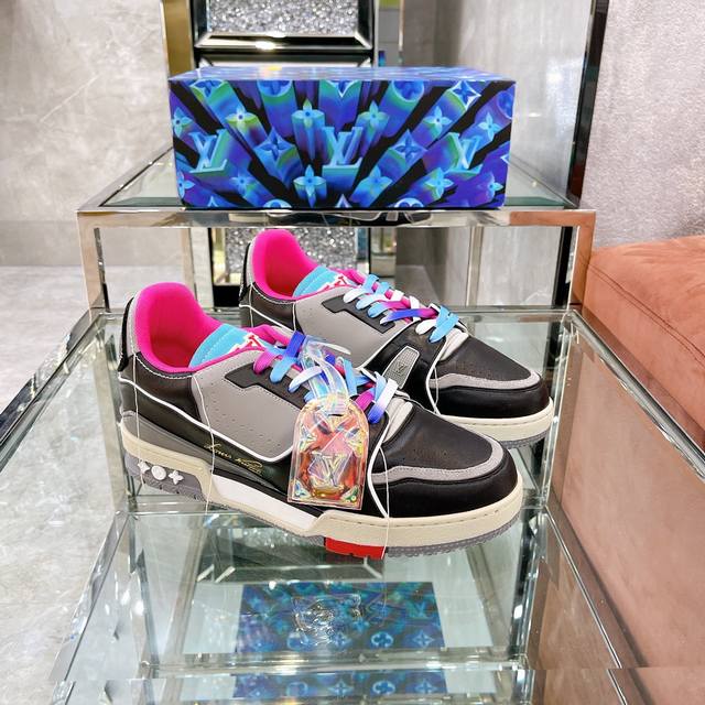 顶级版本 上线男款39-44 45.46 Virgil Abloh 向篮球鞋设计汲取灵感，推出标志性 LV Trainer 运动鞋，官网最新修改版本1A8Q9R