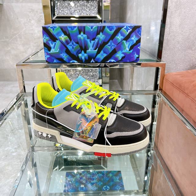 顶级版本 上线男款39-44 45.46 Virgil Abloh 向篮球鞋设计汲取灵感，推出标志性 LV Trainer 运动鞋，官网最新修改版本1A8QB9