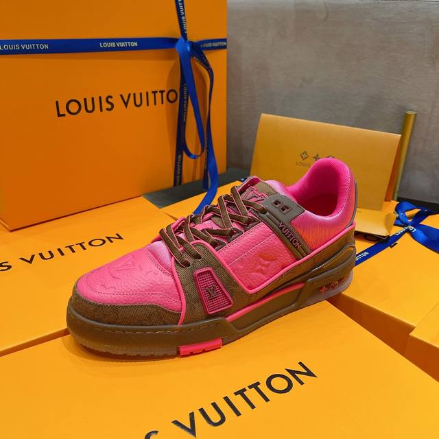 顶级版本 情侣款上线Virgil Abloh 向篮球鞋设计汲取灵感，推出标志性 LV Trainer 运动鞋，经典的花纹富含着整体的特性，此次取材压印细腻 Mo