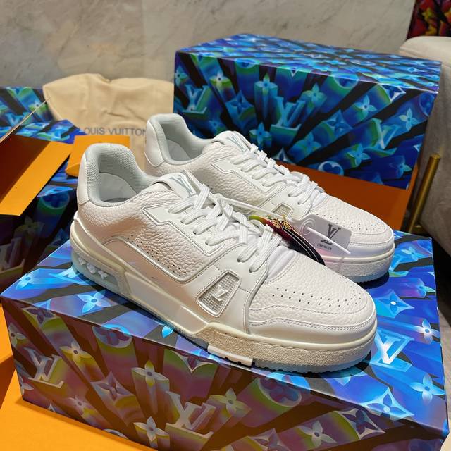 顶级版本 情侣款上线Virgil Abloh 向篮球鞋设计汲取灵感，推出标志性 LV Trainer 运动鞋，经典的花纹富含着整体的特性，此次取材压印细腻 Mo