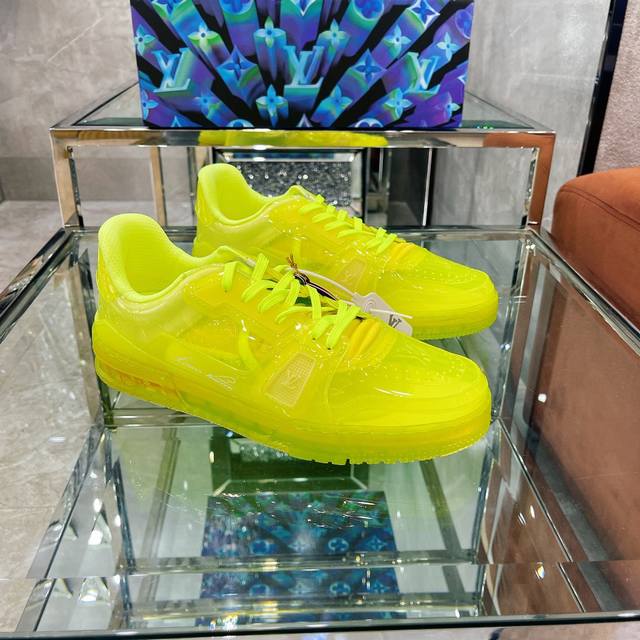 顶级版本 情侣款上线路易威登 秋冬男装秀场再度释放 LV Trainer 运动鞋的个性锋芒。透明阐述当季理念，鞋带和侧面的超大 Monogram 花卉点亮细节，