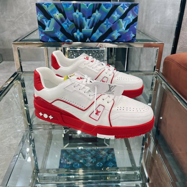 顶级版本 上线男款39-44 45.46 Virgil Abloh 向篮球鞋设计汲取灵感，推出标志性 LV Trainer 运动鞋，经典的花纹富含着整体的特性，