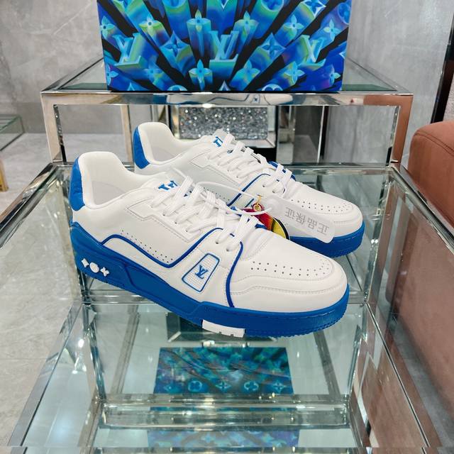 顶级版本 上线男款39-44 45.46 Virgil Abloh 向篮球鞋设计汲取灵感，推出标志性 LV Trainer 运动鞋，经典的花纹富含着整体的特性，