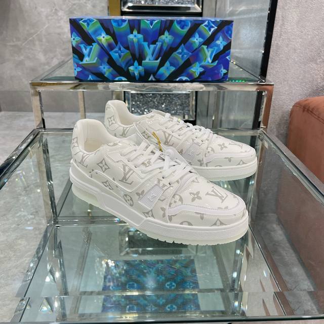 顶级版本 上线男款39-44 45.46 Virgil Abloh 向篮球鞋设计汲取灵感，推出标志性 LV Trainer 运动鞋，经典的花纹富含着整体的特性，