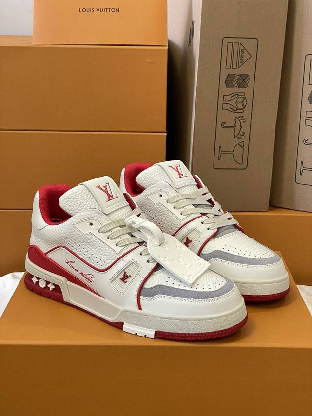 顶级版本 情侣款上线本款LV Trainer运动鞋款号 DD0223 再现设计师Virgil Abloh自篮球鞋中挖掘的时尚潜力。粒面牛皮革构筑繁复鞋面，手写体