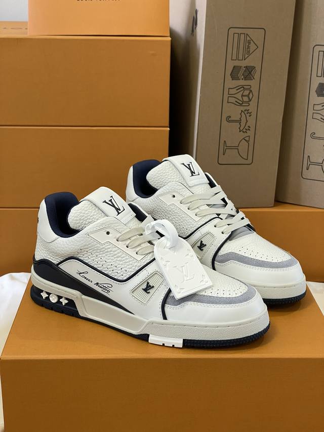 顶级版本 情侣款上线本款LV Trainer运动鞋款号 FD 0213 再现设计师Virgil Abloh自篮球鞋中挖掘的时尚潜力。粒面牛皮革构筑繁复鞋面，手写