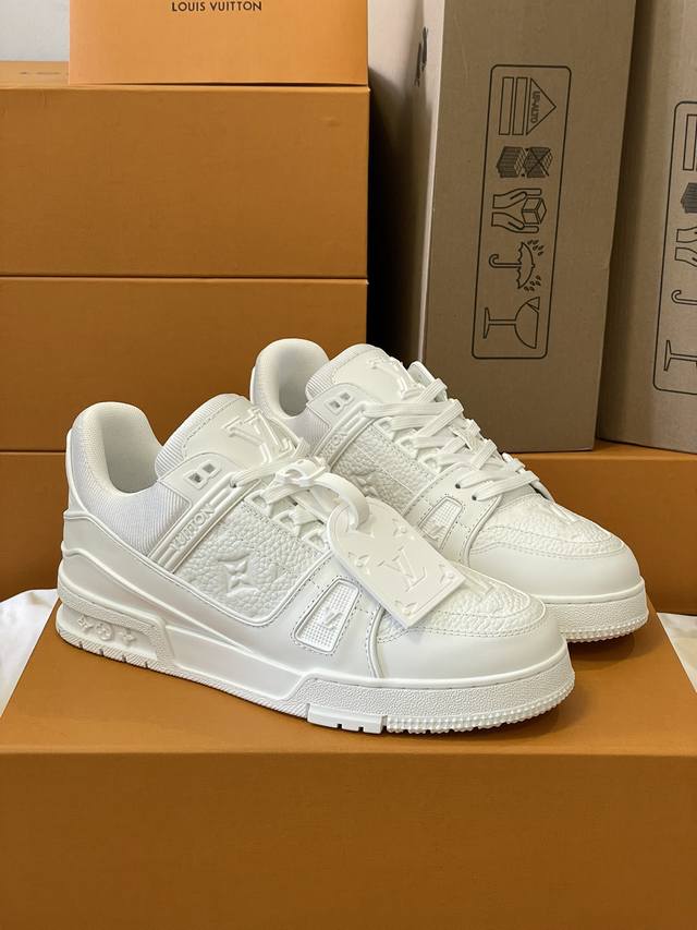 顶级版本 情侣款上线LV Trainer 运动鞋记录设计师Virgil Abloh由复古篮球鞋激发的经典创意 款号 1AAREY 此次拼接光滑牛皮革和Monog